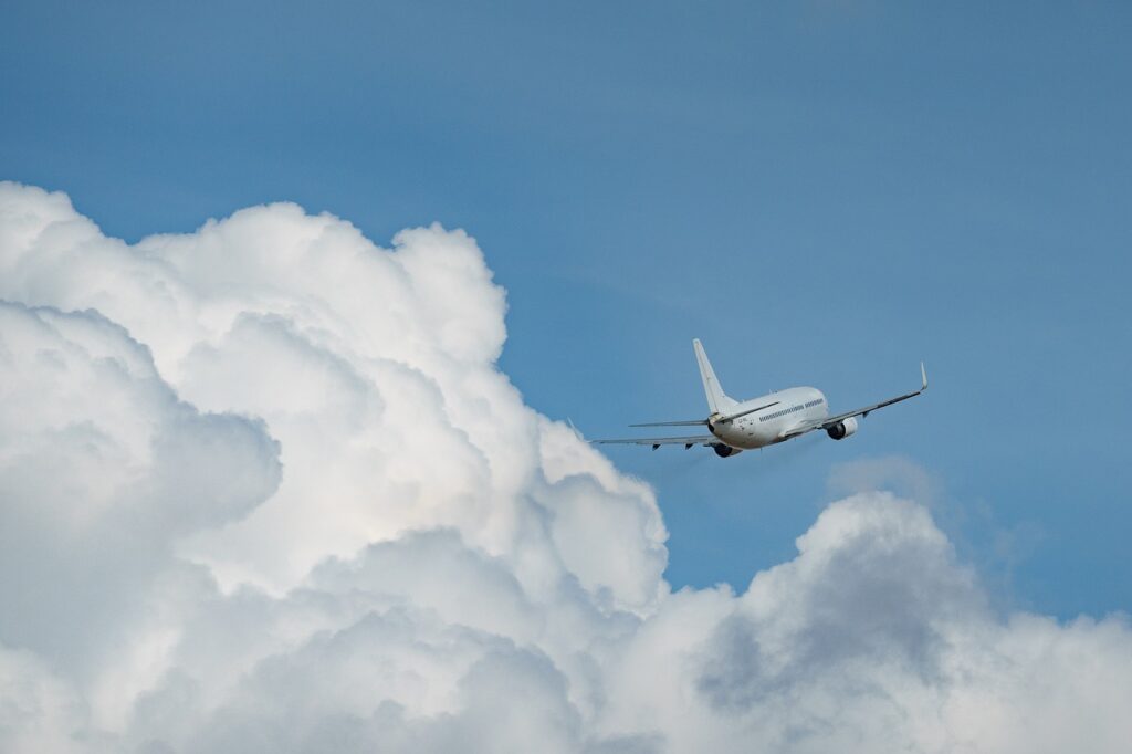 空を飛ぶ飛行機